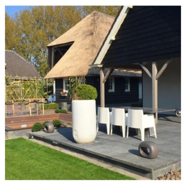 Enceinte ArtSound KURVBTQ installée sur une terrasse extérieure