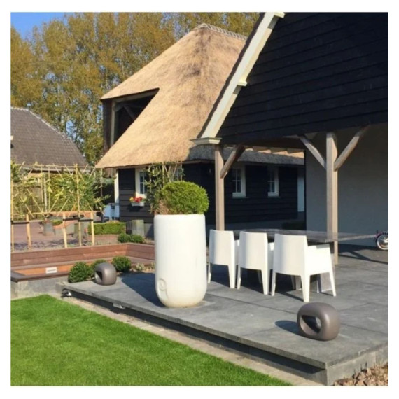 Enceinte ArtSound KURVBTQ installée sur une terrasse extérieure