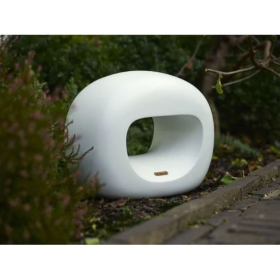 Haut-parleur ArtSound KURV installé dans un jardin ou sur une terrasse
